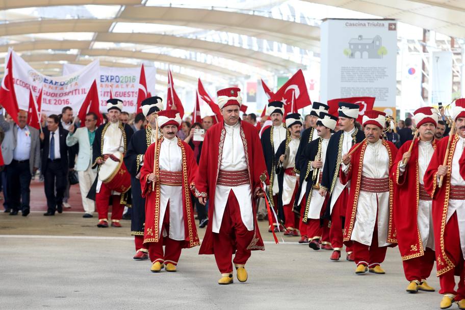 La parata in costume locale turco. Viene pubblicizzata la Turchia come sede di Expo 2016 (Ansa)